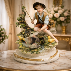 Statuina in porcellana policroma raffigurante giovane pescatore seduto in ambiente naturalistico con volatili acquatici, tronco e vegetazione modellati a rilievo. Buona qualità esecutiva, con accurata resa dei dettagli e cromie ben sfumate. Produzione italiana del XX secolo, ambito Capodimonte, come da firma dipinta alla base. In buono stato di conservazione, decorativa e collezionabile.