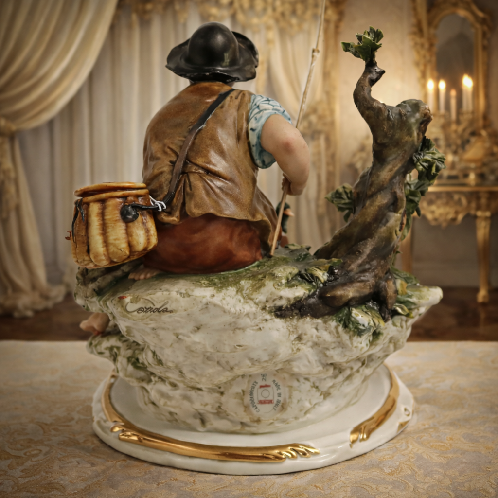 Statuina in porcellana policroma raffigurante giovane pescatore seduto in ambiente naturalistico con volatili acquatici, tronco e vegetazione modellati a rilievo. Buona qualità esecutiva, con accurata resa dei dettagli e cromie ben sfumate. Produzione italiana del XX secolo, ambito Capodimonte, come da firma dipinta alla base. In buono stato di conservazione, decorativa e collezionabile.