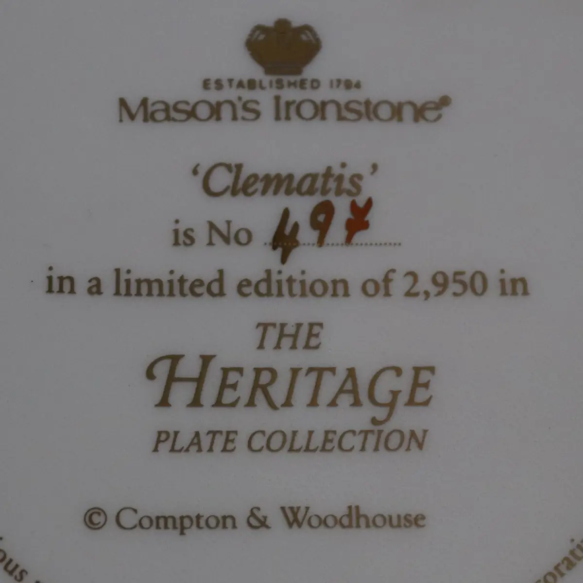 Splendido piatto da collezione della Mason's, prodotto come piatto commemorativo in onore del centenario della loro prima produzione del decoro "Clematis". La produzione di questi oggetti è stata effettuata in numero limitato 497/2950. Il decoro si rifà ai simboli dell'antico Oriente. I colori sono brillanti e il tutto rifiniti in oro. Misura: diametro cm. 25 Le condizioni dell'oggetto sono perfette