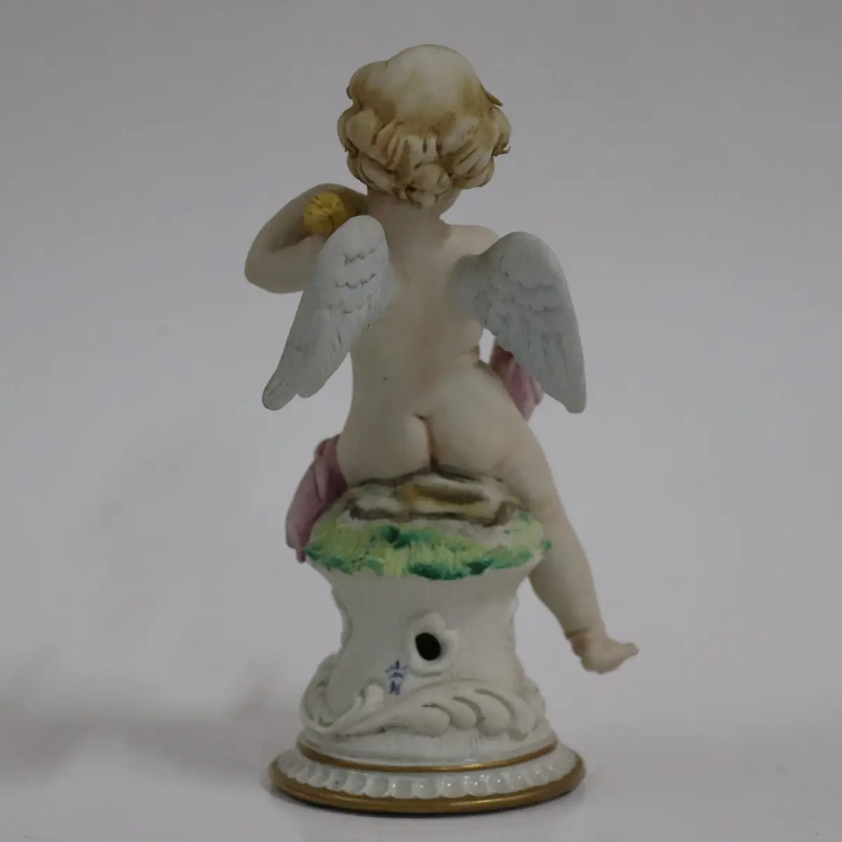 Splendida Statuina Amorino in Capodimonte finemente dipinta Condizioni Eccellenti Misura: Altezza cm. 16