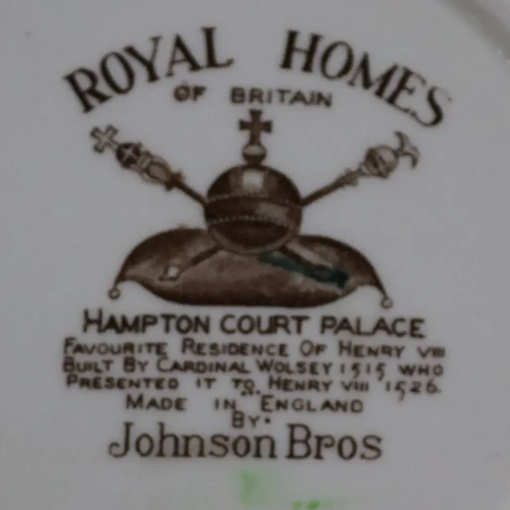 Zuppiera in ceramica inglese Johnson Bros, serie “Royal Homes of Britain – Hampton Court Palace”, manifattura Staffordshire, prima metà XX secolo. Corpo ovale con coperchio originale, decorato a trasferimento policromo raffigurante Hampton Court Palace entro paesaggio alberato, con riserve floreali sui lati e presa superiore sagomata. Marchio al verso. Buono stato di conservazione, tipico esempio di ceramica decorativa inglese di gusto storico-collezionistico.