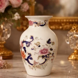 Vaso in ceramica Mason’s Patent Ironstone, Inghilterra, decoro “Mandalay”, metà XX secolo. Forma panciuta con collo rastremato e orlo svasato, decorazione floreale policroma di gusto orientale con volute blu cobalto e ricche dorature su fondo avorio. Marchio sotto la base “MASON’S – PATENT IRONSTONE – Mandalay – MADE IN ENGLAND”. In ottime condizioni generali. Oggetto da collezione e arredo.