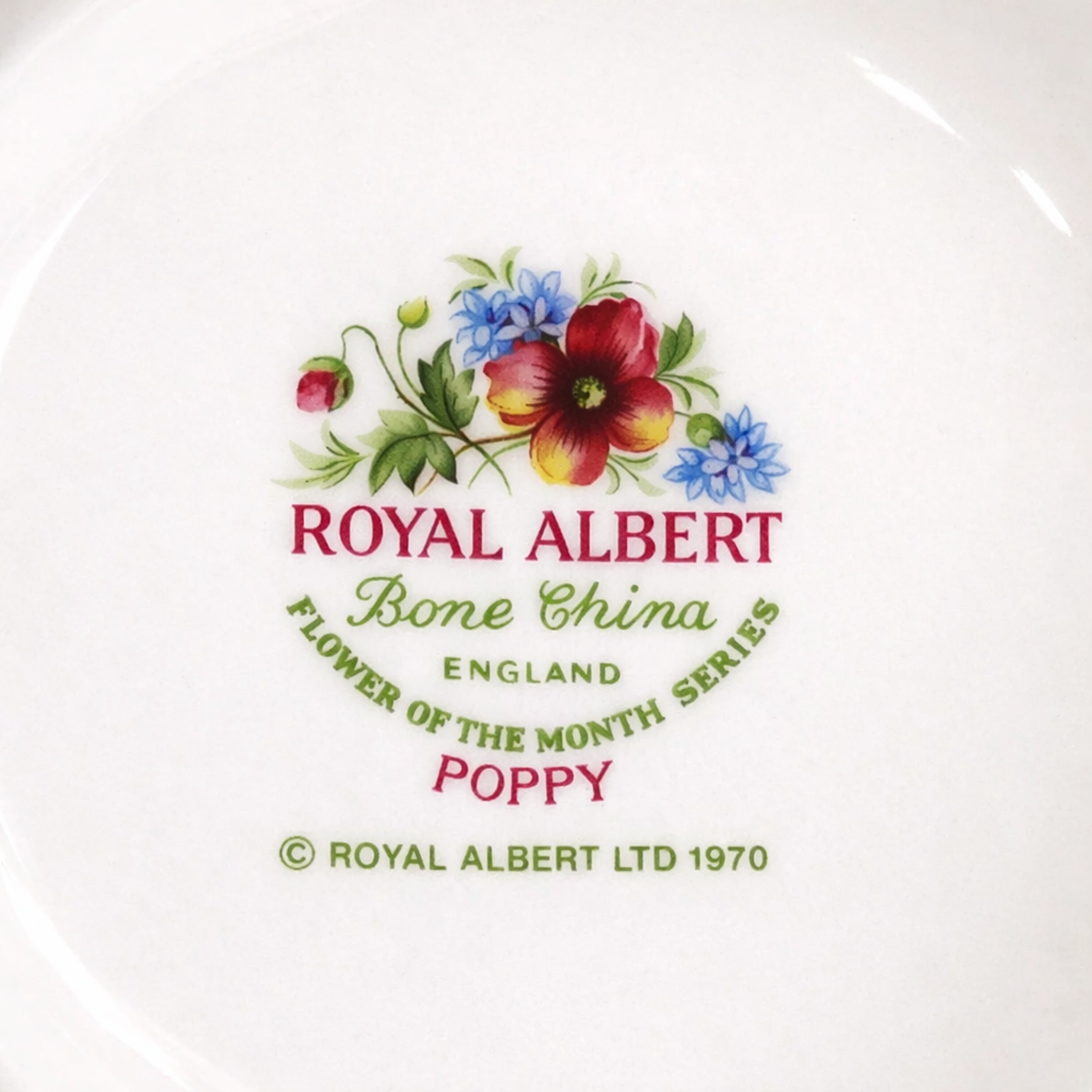 Servizio da tè Royal Albert – Flower of the Month “August (Poppy)”, Inghilterra, 1970. Set composto da tazza, piattino e vassoio asimmetrico in fine Bone China inglese. Decorazione floreale policroma con bordi in oro e scritta dorata “August”. Marchio al verso originale Royal Albert. Condizioni: eccellenti condizioni vintage. Ideale per collezionisti e amanti delle porcellane inglesi di pregio.