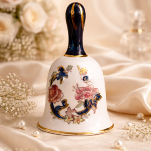Campanella da tavolo in fine porcellana inglese, manifattura Mason’s, linea Mandalay, caratterizzata da elegante decorazione policroma floreale con inserti in blu cobalto e dettagli in oro. Interno smaltato color avorio con batacchio in porcellana sospeso. Reca al fondo marchio Mason’s “Patent Ironstone – Mandalay – England”. Oggetto decorativo e da collezione di gusto classico, ben conservato.