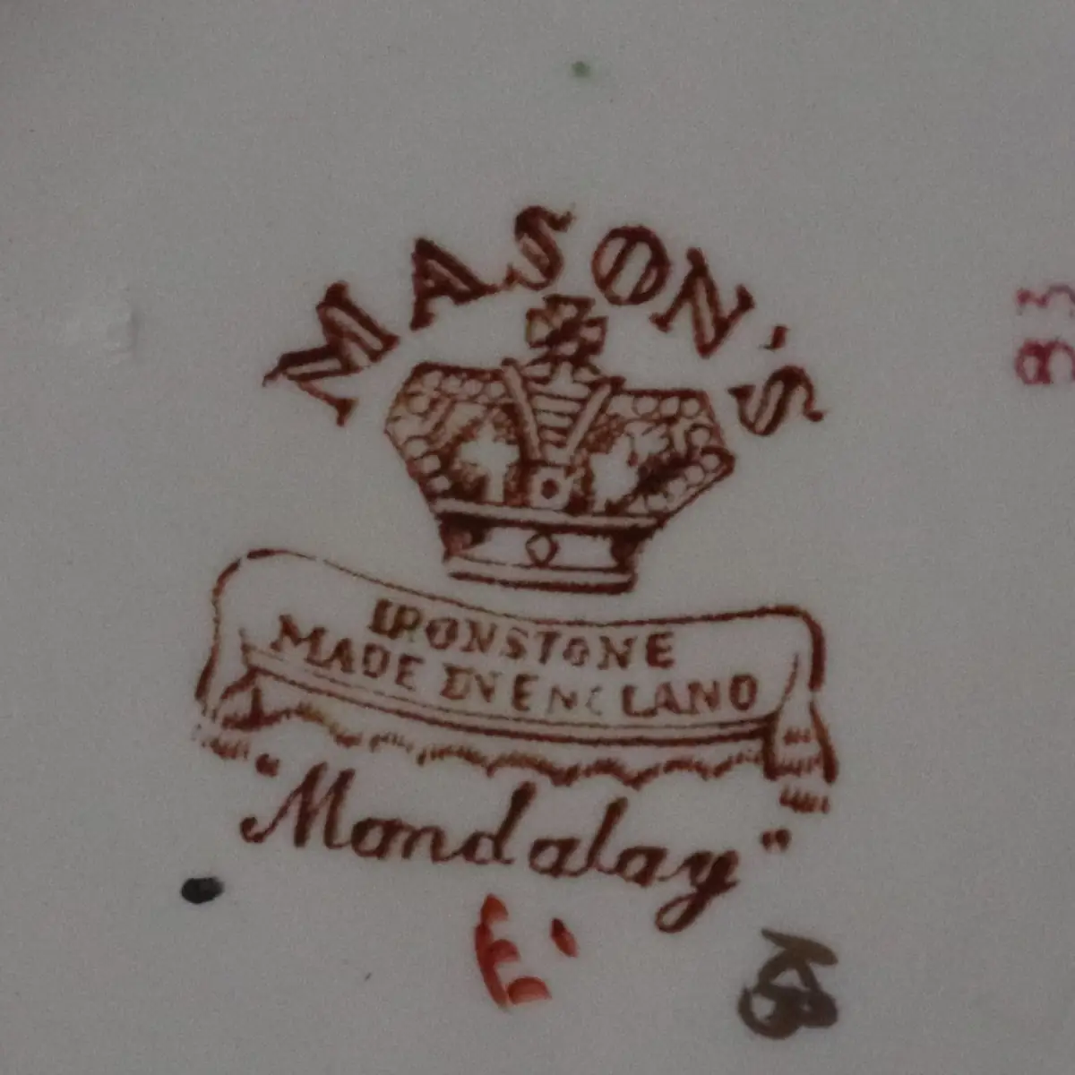 Raffinata alzatina, manifattura Mason's serie Mandalay blue. La manifattura Mason's fu fondata da Miles Mason e si distinse subito per qualità e innovazione. I prodotti Mason’s hanno decori che spesso richiamano l’oriente, i giardini giapponesi, la flora e la fauna asiatiche. I colori sono vivaci e brillanti. Le condizioni dell'oggetto sono perfette come nuova Data di produzione: 1900/1920 Misure: altezza cm. 7 diametro cm. 23