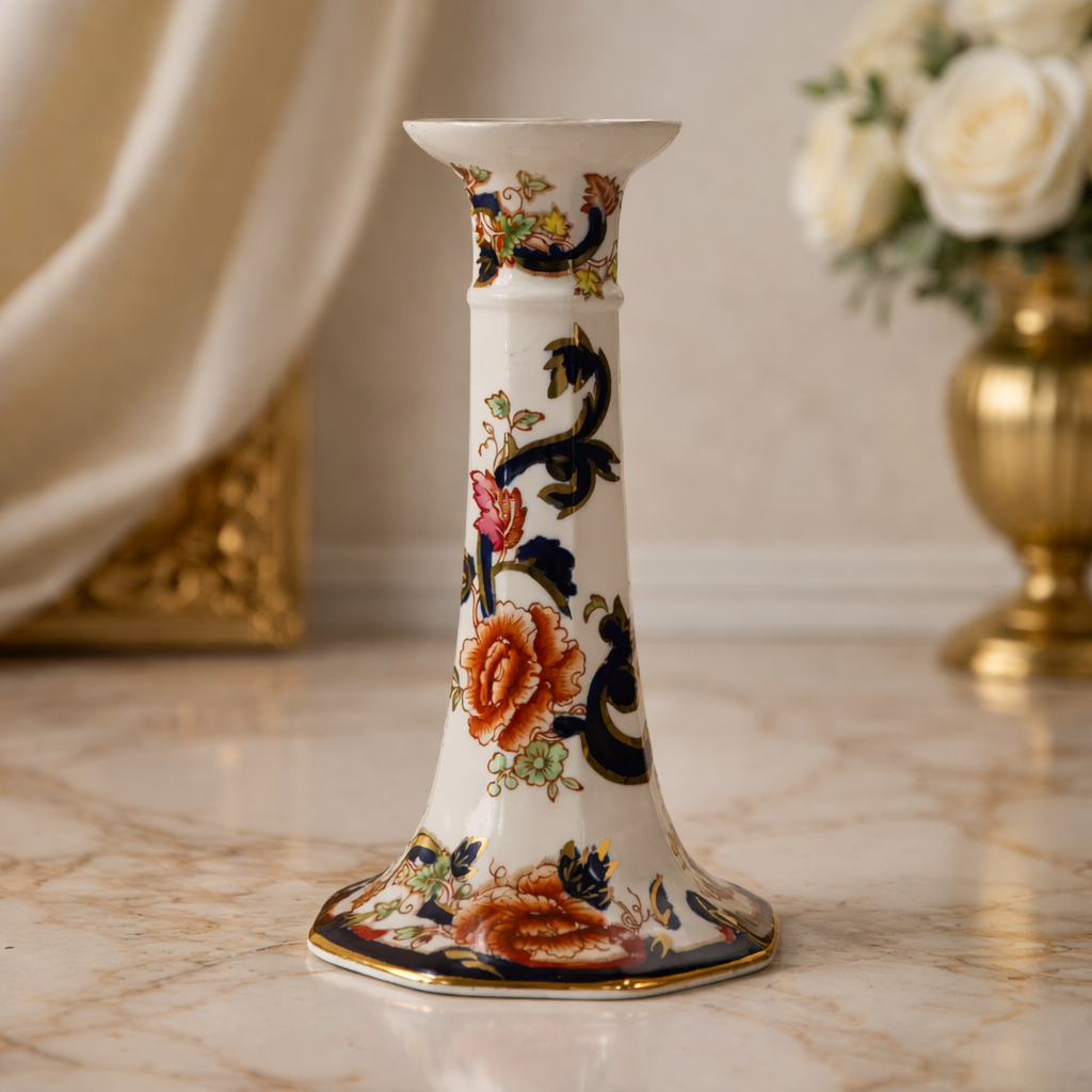Portacandela in fine porcellana inglese Mason’s, linea Mandalay, con elegante forma slanciata e base poligonale. Decorazione floreale policroma con elementi in blu cobalto e ricche dorature. Marchio al fondo “Mason’s – Patent Ironstone – Mandalay – England”. Produzione del XX secolo. Oggetto decorativo di gusto classico, in buono stato di conservazione.
