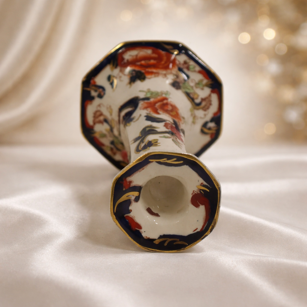 Portacandela in fine porcellana inglese Mason’s, linea Mandalay, con elegante forma slanciata e base poligonale. Decorazione floreale policroma con elementi in blu cobalto e ricche dorature. Marchio al fondo “Mason’s – Patent Ironstone – Mandalay – England”. Produzione del XX secolo. Oggetto decorativo di gusto classico, in buono stato di conservazione.