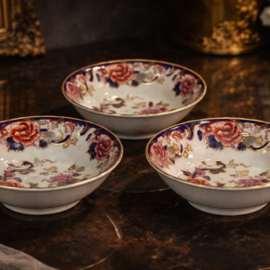 Coppetta in ironstone inglese manifattura Mason’s, decoro Mandalay, decorata con ricco motivo floreale policromo con elementi a volute blu cobalto e profili dorati, tipici del gusto orientaleggiante ottocentesco. Marchio sotto la base “Mason’s Patent Ironstone – Mandalay – Made in England”. In ottimo stato di conservazione. Databile alla prima metà del XX secolo.