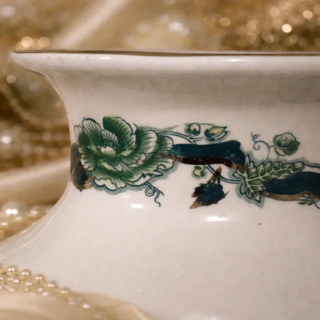 Vaso in porcellana smaltata e dorata, manifattura inglese Mason’s , decoro Chartreause con motivo floreale policromo in verde con ricchi arabeschi blu scuro e lumeggiature in oro. Corpo ovoidale con collo svasato e labbro leggermente estroflesso. Marchio sottostante “Masons Patent Ironstone, riferibile alla prima metà metà del XX secolo. Oggetto decorativo di gusto vittoriano, in ottimo stato di conservazione.