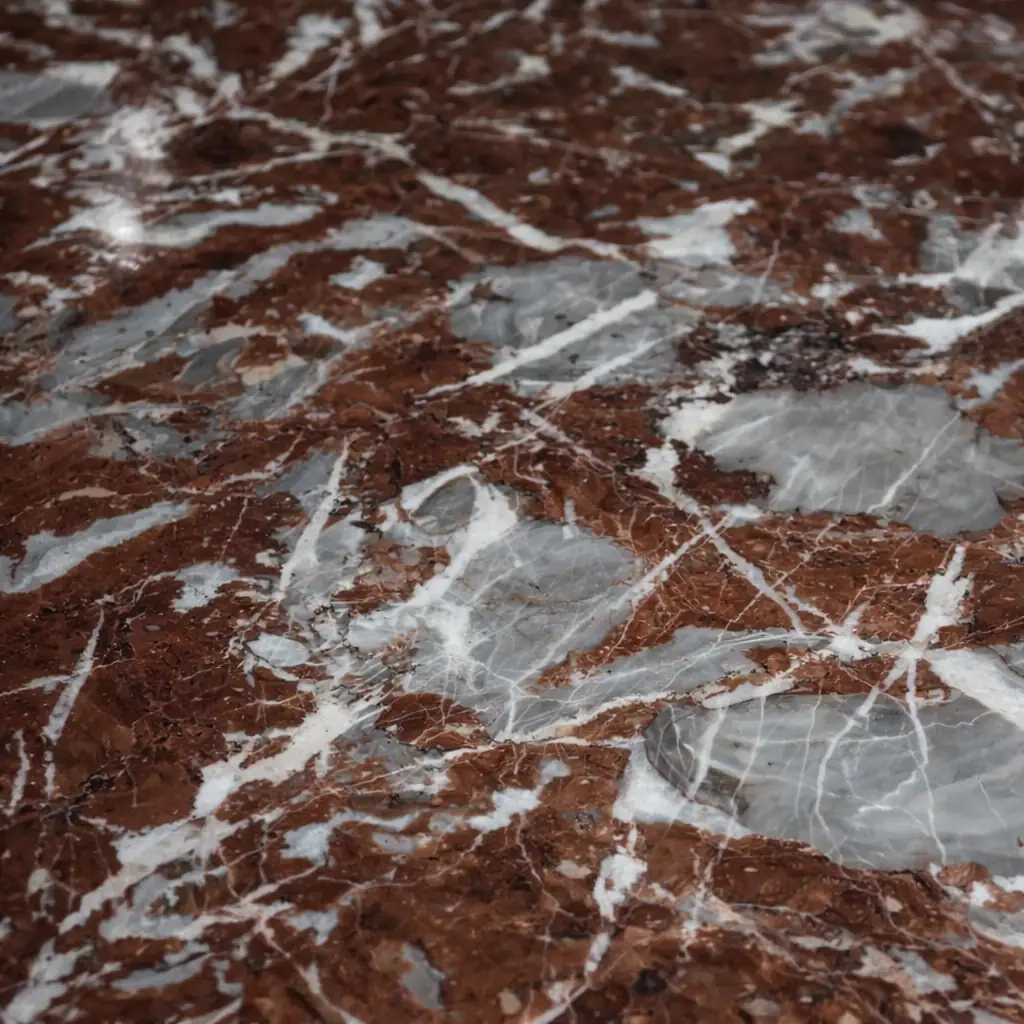 Cassettone bombato francese del XIX secolo con piano in marmo rosso Raffinato cassettone francese dell’Ottocento in stile Luigi XV, caratterizzato da linea mossa e fronte bombato. Realizzato in legni pregiati con impiallacciatura e riserve a intarsio geometrico, presenta tre ampi cassetti impreziositi da maniglie e bocchette in bronzo cesellato, in armonia con le applicazioni angolari e i sabot delle gambe.