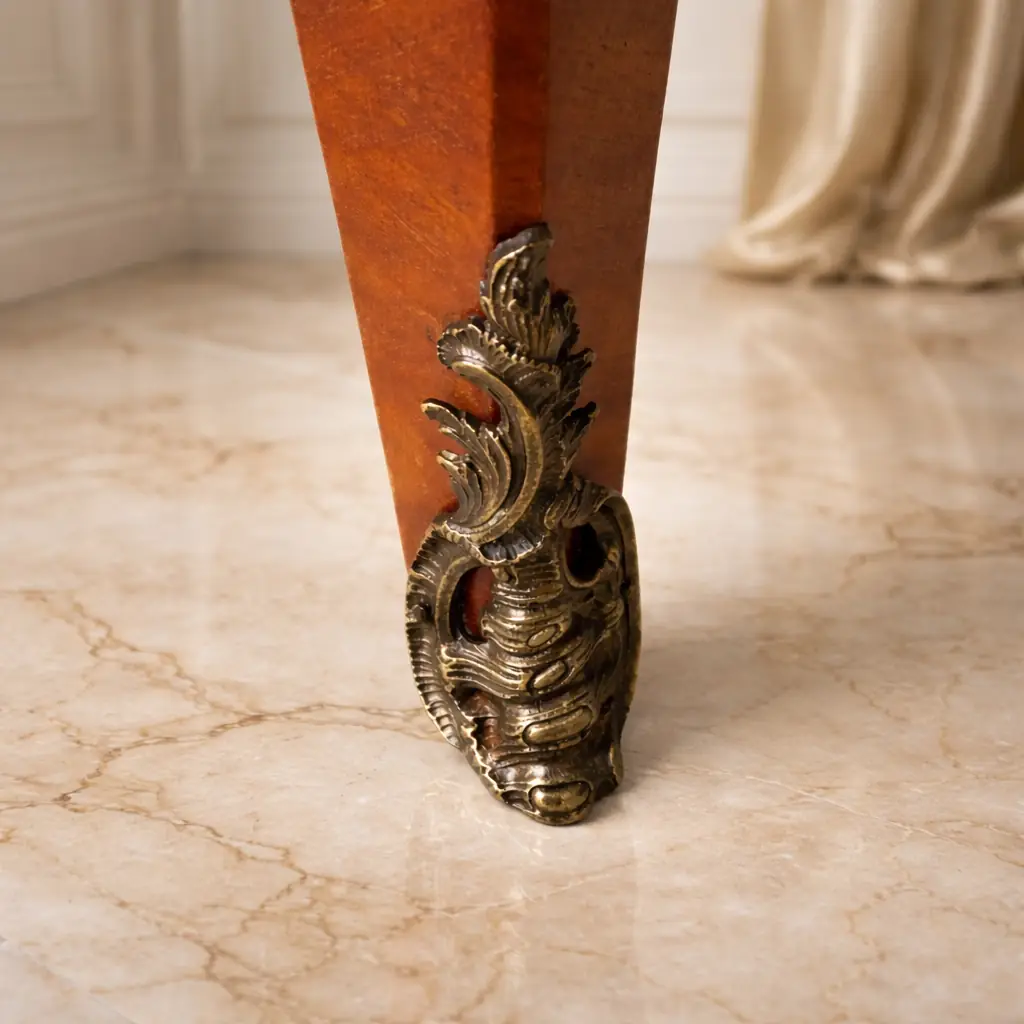Cassettone bombato francese del XIX secolo con piano in marmo rosso Raffinato cassettone francese dell’Ottocento in stile Luigi XV, caratterizzato da linea mossa e fronte bombato. Realizzato in legni pregiati con impiallacciatura e riserve a intarsio geometrico, presenta tre ampi cassetti impreziositi da maniglie e bocchette in bronzo cesellato, in armonia con le applicazioni angolari e i sabot delle gambe.