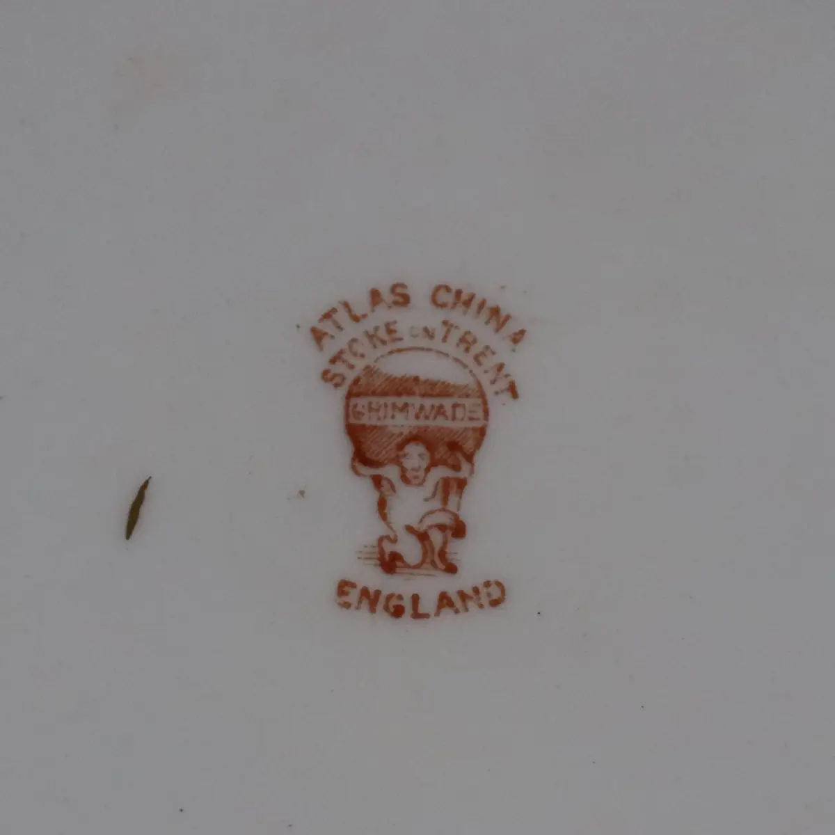 Set da tè inglese in ironstone Atlas China, Stoke-on-Trent, composto da piatti e tazza, decorato in stile chinoiserie con pagode, fiori e motivi orientali in tonalità rosso ruggine, verde e nero, con profili in oro. Produzione fine ottocento, primo Novecento. In buone condizioni generali. Elegante insieme da collezione e da esposizione.