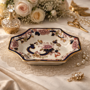 Centrotavola /dish  sagomata in fine porcellana inglese Mason’s, linea Blue Mandalay, decorata con raffinato motivo floreale policromo arricchito da elementi in blu cobalto e ricche dorature a rilievo. Bordo mosso profilato in oro. Marchio al verso “Mason’s – Blue Mandalay – Printed and Hand Painted – Made in England”. Produzione seconda metà del XX secolo. Elegante oggetto decorativo e da collezione, in ottimo stato di conservazione.