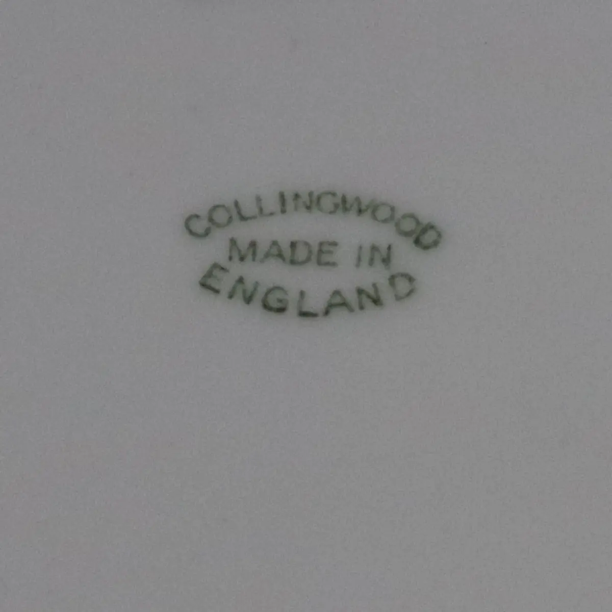 Piatto in porcellana inglese Collingwood, marchiato Collingwood – Made in England, decorato con elegante bordo blu scuro e fine greca dorata interna a motivo continuo. Linea sobria ed equilibrata, di gusto classico. Produzione prima metà del XX secolo. In buone condizioni generali, con lievi segni del tempo. Adatto a collezione o utilizzo