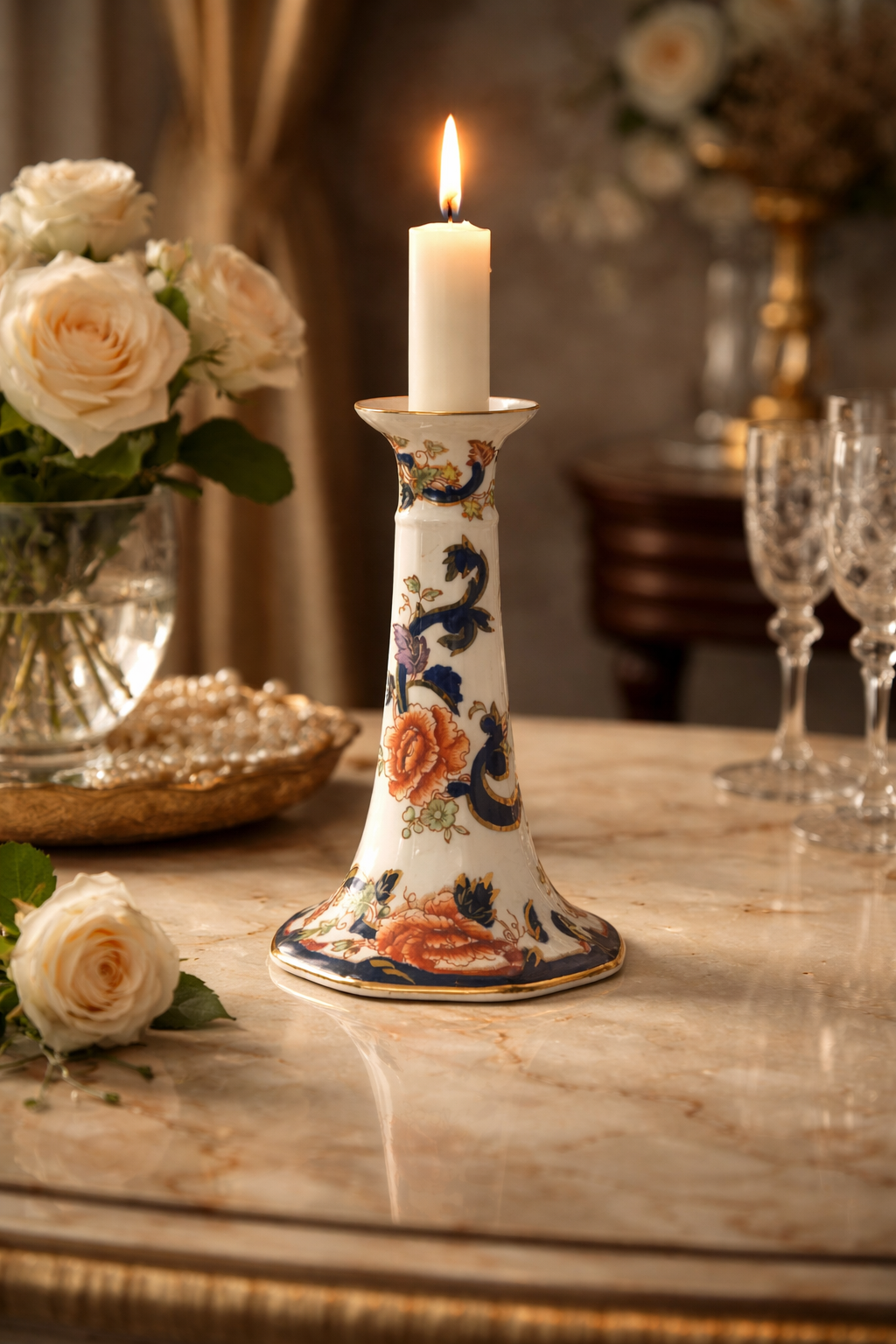 Portacandela in fine porcellana inglese Mason’s, linea Mandalay, con elegante forma slanciata e base poligonale. Decorazione floreale policroma con elementi in blu cobalto e ricche dorature. Marchio al fondo “Mason’s – Patent Ironstone – Mandalay – England”. Produzione del XX secolo. Oggetto decorativo di gusto classico, in buono stato di conservazione.