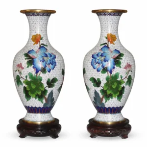 Coppia di vasi in porcellana policroma, decorati con fiori naturalistici su fondo a motivo geometrico continuo, arricchiti da profili dorati. Eleganti forme a balaustro, completi di basi lignee intagliate, di gusto orientale, ideali per collezione o arredo raffinato.