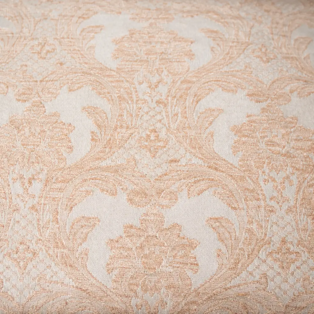 Una coppia di poltroncine di gusto sobrio ed elegante, adatte sia all’arredo d’epoca sia all’inserimento in ambienti contemporanei come elementi di contrasto di grande fascino. Coppia di poltroncine in legno massello, produzione inglese , di gusto neoclassico con richiami Luigi XVI. Schienale a giorno sagomato con stecca centrale traforata, braccioli raccordati e gambe sottili rastremate. Seduta imbottita rivestita in tessuto damascato color avorio. Finitura scura con bella patina. In ottimo stato di conservazione, strutturalmente sane e pronte all’uso.