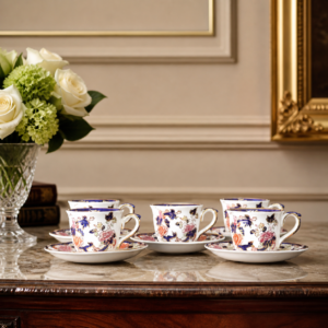 Tazza con piattino in porcellana inglese Mason’s Ironstone – Mandelay, decorazione floreale policroma su fondo avorio con motivi blu cobalto e filettature in oro. Produzione della prima metà del XX secolo. Buono stato di conservazione, senza difetti evidenti. Elegante esempio di manifattura inglese da collezione.