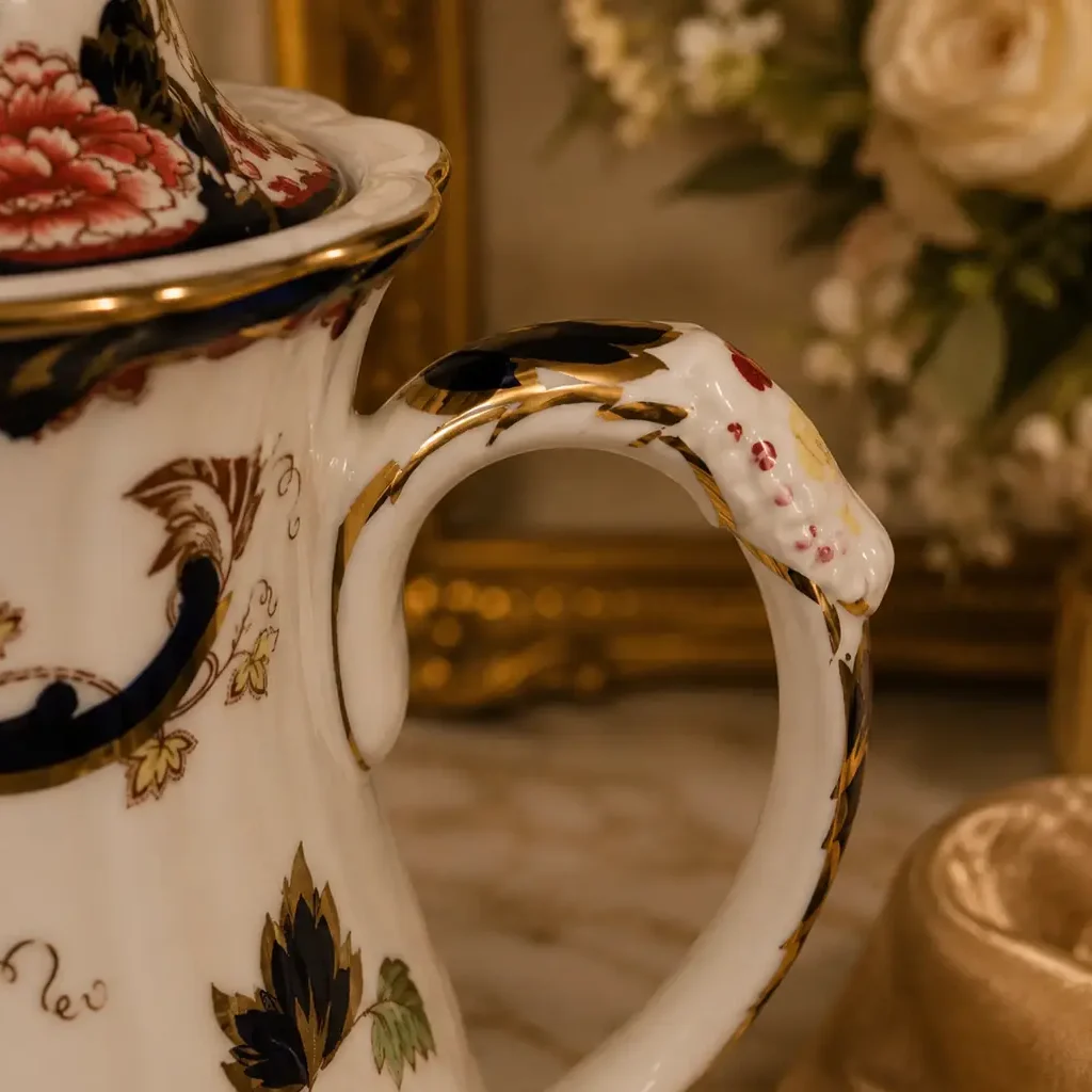 Caffettiera con coperchio in ironstone inglese Mason’s, decorazione policroma floreale con motivi orientalizzanti e ricche riserve in blu cobalto e oro. Corpo slanciato, beccuccio arcuato e manico sagomato con profili dorati. Marchio al fondo: Mason’s Ironstone – Made in England – “Mandalay”. Produzione inglese, prima metà del XX secolo. In buono stato di conservazione.