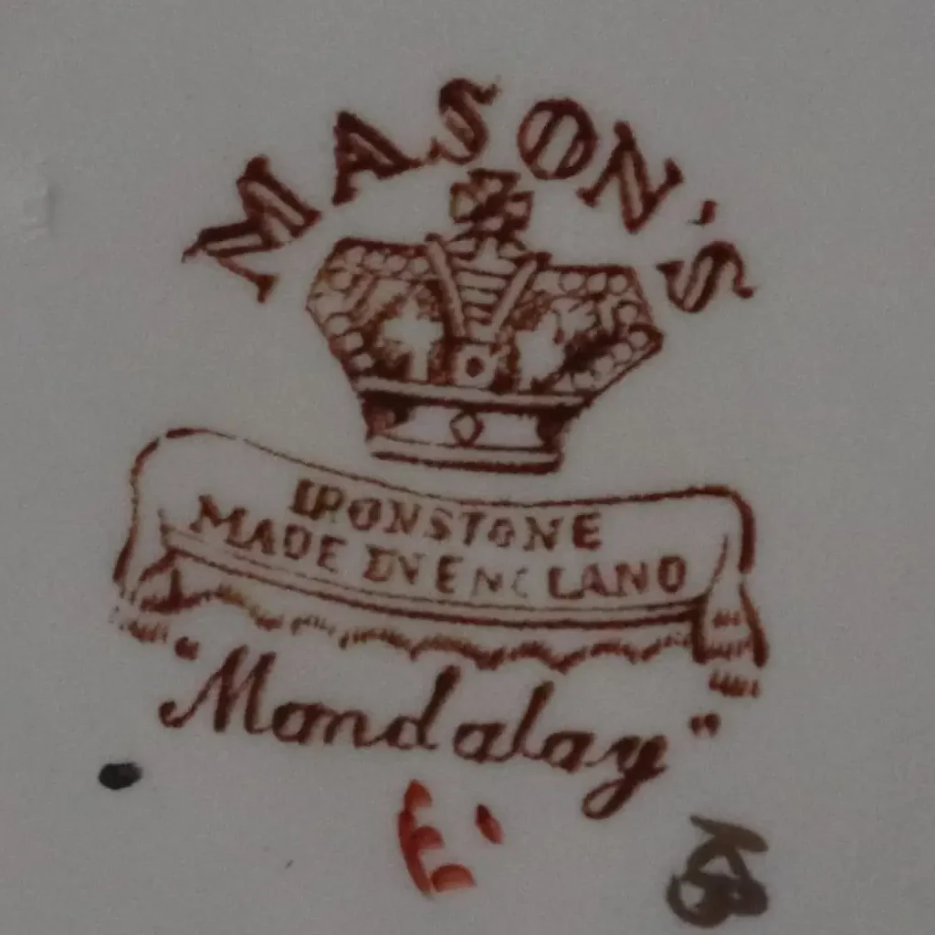 Caffettiera con coperchio in ironstone inglese Mason’s, decorazione policroma floreale con motivi orientalizzanti e ricche riserve in blu cobalto e oro. Corpo slanciato, beccuccio arcuato e manico sagomato con profili dorati. Marchio al fondo: Mason’s Ironstone – Made in England – “Mandalay”. Produzione inglese, prima metà del XX secolo. In buono stato di conservazione.