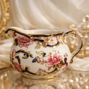 Lattiera in ceramica Mason’s Patent Ironstone, Inghilterra, servizio “Mandalay”, metà XX secolo. Corpo globulare con bordo mosso, decorazione floreale policroma di gusto orientale nei toni del rosa, bordeaux e blu cobalto, con ricche dorature. Marchio sotto la base “MASON’S – PATENT IRONSTONE – Mandalay – MADE IN ENGLAND”. In ottime condizioni generali. Oggetto decorativo e da collezione.
