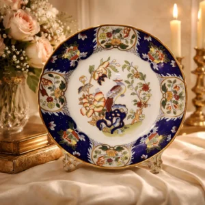 Piatto decorativo Mason’s Ironstone della Heritage Plate Collection, soggetto “Japanese Vase”, esemplare n. 603 su 2.950. Decorazione in stile Imari con uccello esotico, fiori e motivi orientali policromi su fondo avorio, con ricche dorature e bordo sagomato. Produzione inglese, fine XX secolo. In ottime condizioni, destinato a uso esclusivamente ornamentale.