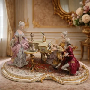 Gruppo in porcellana policroma, manifattura europea, XX secolo. Questa straordinaria scultura in porcellana di Capodimonte firmata Cappè rappresenta una raffinata scena galante di ispirazione settecentesca, emblema del gusto aristocratico e della maestria artigianale italiana. La composizione, ricca di grazia e armonia, ritrae un momento musicale intimo e conviviale: una dama al pianoforte, accompagnata da un gentiluomo con violino, mentre un’elegante figura femminile osserva la scena con delicata compostezza.