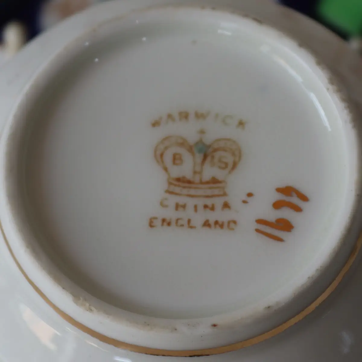 Tazza da tè con piattino e piatto da dessert in porcellana inglese Warwick, marchiata Warwick – B S – China – England. Elegante decorazione policroma con riserve floreali, motivi geometrici blu e verdi e ricche filettature in oro. Produzione di fine Ottocento. In buone condizioni generali, con lievi segni del tempo. Gradevole completo da collezione o da utilizzo.