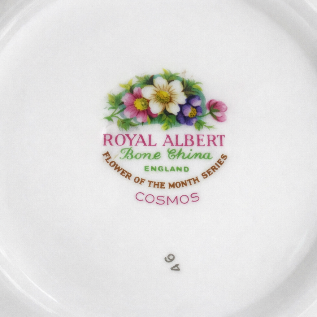 Tazza con piattino in Bone China – Royal Albert “Summertime Series” n. 35 Elegante tazza con piattino in fine Bone China inglese della rinomata manifattura Royal Albert, appartenente alla “Summertime Series”, decoro n. 35, come da marchio al verso. La decorazione floreale policroma, con anemoni e fiori campestri nei toni del rosa, lilla, avorio e blu, si sviluppa armoniosamente su fondo bianco latte, impreziosita da una delicata bordura verde interna e da sottili filettature in oro su bordo, piede e ansa. La linea mossa della tazza e il piattino dal profilo ondulato conferiscono eleganza e leggerezza all’insieme. In ottime condizioni di conservazione, è un raffinato esempio della tradizione inglese del Novecento, ideale per collezionisti o per arricchire una tavola con un tocco romantico e senza tempo.