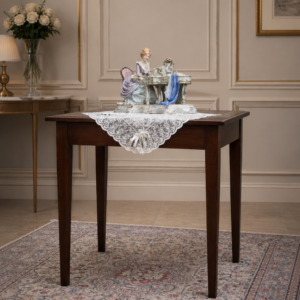 Tavolino alto in legno, manifattura inglese, prima metà del XX secolo Tavolino alto di linea sobria ed elegante, realizzato in legno massello con finitura a noce scuro, riconducibile alla manifattura artigianale inglese della prima metà del Novecento. Piano rettangolare dalle superfici ben patinate, sorretto da quattro gambe rastremate a sezione quadrata, equilibrate nelle proporzioni. Schiena rifinita, adatta anche a collocazione a centro stanza. Stato di conservazione: buono, con normali segni del tempo coerenti con l’età. Arredo versatile, ideale come tavolino da ingresso o complemento d’arredo classico.