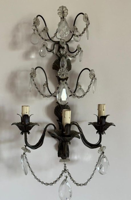 Coppia di appliques in cristallo, Stile Neoclassico Francia, circa 1900. Le applique francesi hanno una struttura inferro battuto con una forma a lira. Le antiche appliques sono completamente ornate di cristalli, alcuni dei quali in colori tenui e pastello. Ogni applique ha tre luci. Condizioni molto buone. Disponibilità: 4 applique
