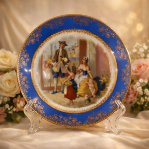 Piatto decorativo in porcellana di Limoges, Francia, prima metà del XX secolo. Cavetto con scena galante di gusto settecentesco finemente dipinta in policromia, tesa blu cobalto impreziosita da ricca doratura a motivi floreali. Retro con marchio Limoges France – Porcelaine de Limoges. Buono stato di conservazione ottimo. Oggetto elegante, di raffinato gusto decorativo.