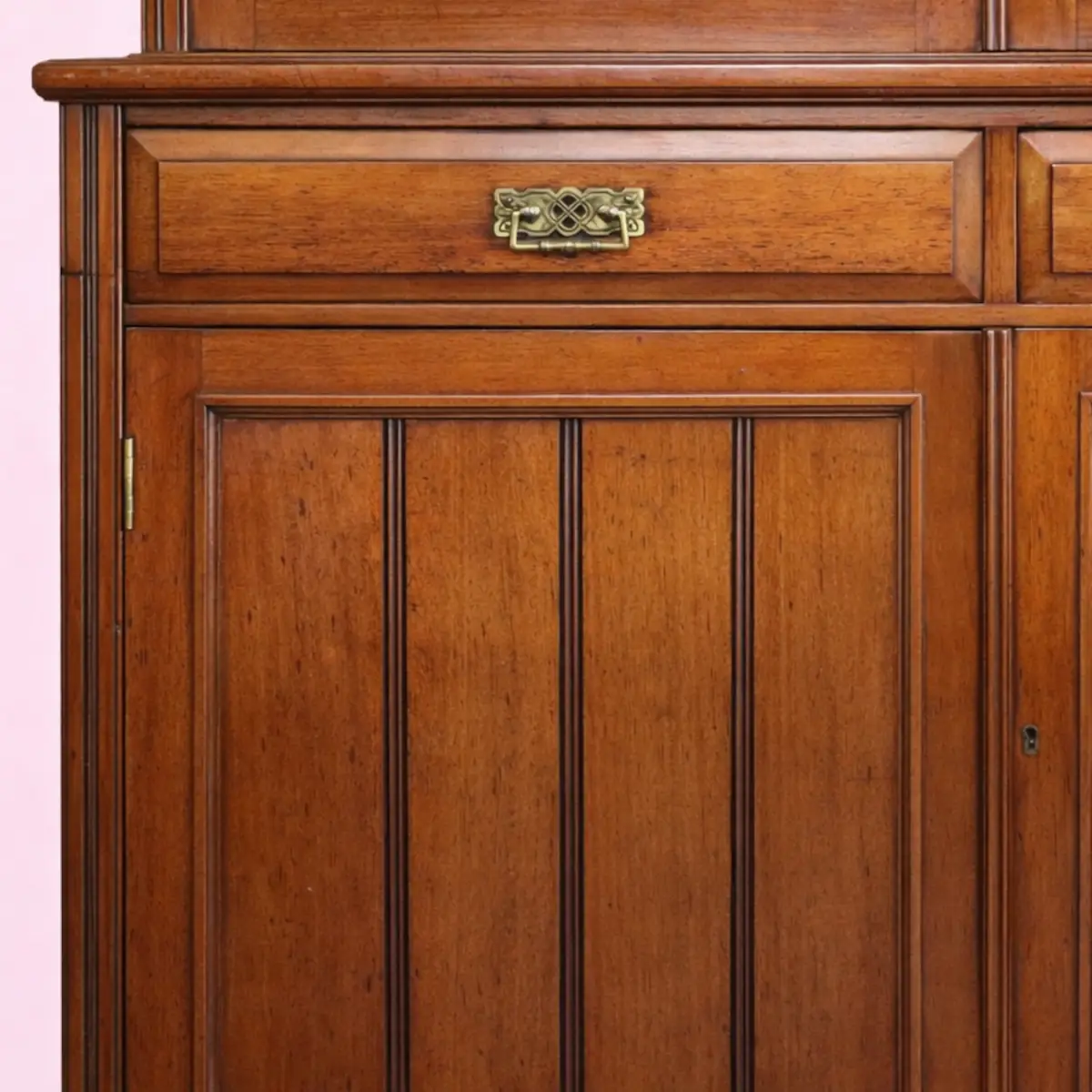 Vetrina a doppio corpo inglese in legno massello di mogano, fine XIX – inizi XX secolo. Alzata con due ampie ante vetrate e ripiani interni per l’esposizione, base con due cassetti e ante pannellate verticalmente. Linee sobrie ed equilibrate di gusto vittoriano/edoardiano, cornice modanata, ferramenta in ottone. Bella patina originale e ottimo mobile da sala o dining room.