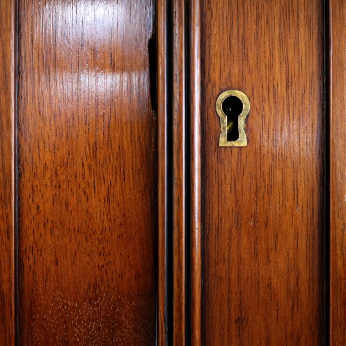 Vetrina a doppio corpo – Jan Schoon Bred & Co. Inghilterra, ultimo quarto del XIX secolo Vetrina a doppio corpo inglese in legno massello di mogano, fine XIX – inizi XX secolo. Alzata con due ampie ante vetrate e ripiani interni per l’esposizione, base con due cassetti e ante pannellate verticalmente. Linee sobrie ed equilibrate di gusto vittoriano/edoardiano, cornice modanata, ferramenta in ottone. Bella patina originale e ottimo mobile da sala o dining room.