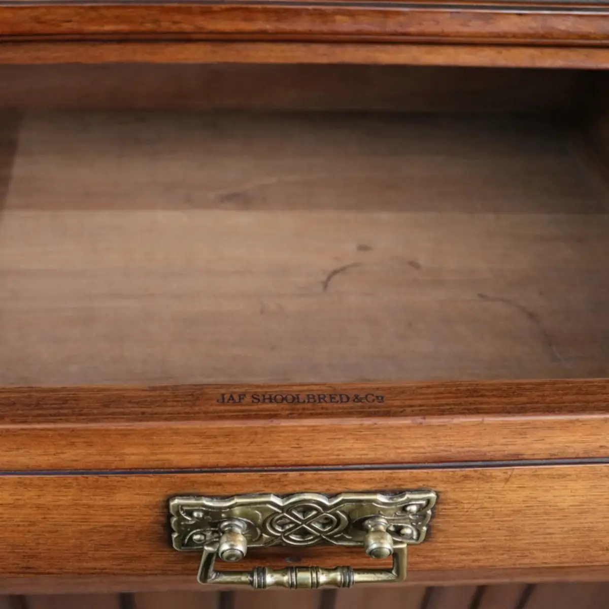 Vetrina a doppio corpo – Jan Schoon Bred & Co. Inghilterra, ultimo quarto del XIX secolo Vetrina a doppio corpo inglese in legno massello di mogano, fine XIX – inizi XX secolo. Alzata con due ampie ante vetrate e ripiani interni per l’esposizione, base con due cassetti e ante pannellate verticalmente. Linee sobrie ed equilibrate di gusto vittoriano/edoardiano, cornice modanata, ferramenta in ottone. Bella patina originale e ottimo mobile da sala o dining room.