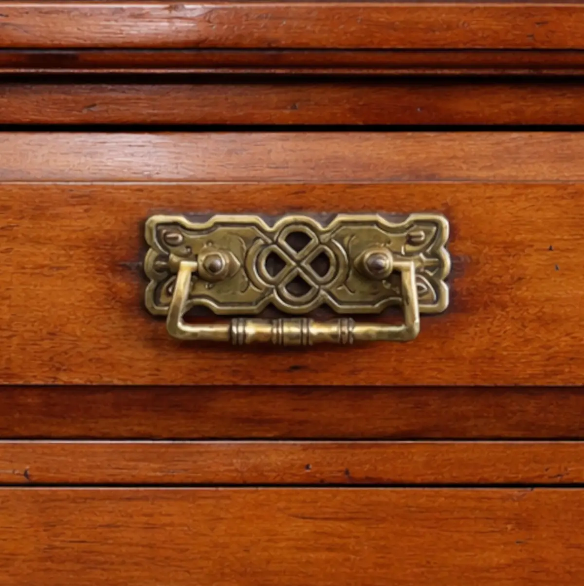 Vetrina a doppio corpo – Jan Schoon Bred & Co. Inghilterra, ultimo quarto del XIX secolo Vetrina a doppio corpo inglese in legno massello di mogano, fine XIX – inizi XX secolo. Alzata con due ampie ante vetrate e ripiani interni per l’esposizione, base con due cassetti e ante pannellate verticalmente. Linee sobrie ed equilibrate di gusto vittoriano/edoardiano, cornice modanata, ferramenta in ottone. Bella patina originale e ottimo mobile da sala o dining room.
