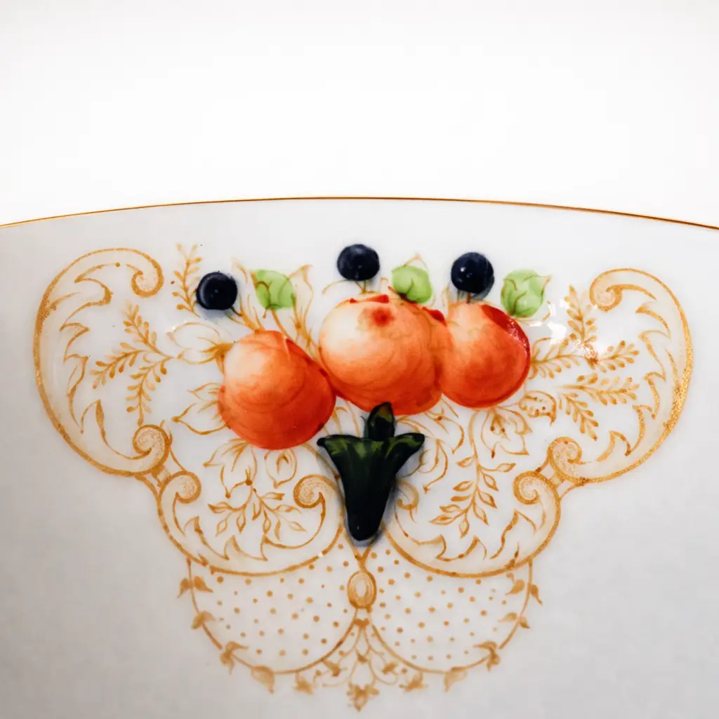 Raffinato servizio da tè/caffè in porcellana decorata, realizzato in Europa tra la fine del XIX e l’inizio del XX secolo. Il fondo avorio è impreziosito da eleganti fasce blu cobalto, motivi floreali policromi e ricchi dettagli in oro zecchino, disposti in composizioni simmetriche di gusto classico. Le forme armoniose delle tazze e dei piattini, unite alla brillantezza della smaltatura, conferiscono al servizio un’eleganza senza tempo, ideale sia per l’uso che per l’esposizione. Stato di conservazione: molto buono.