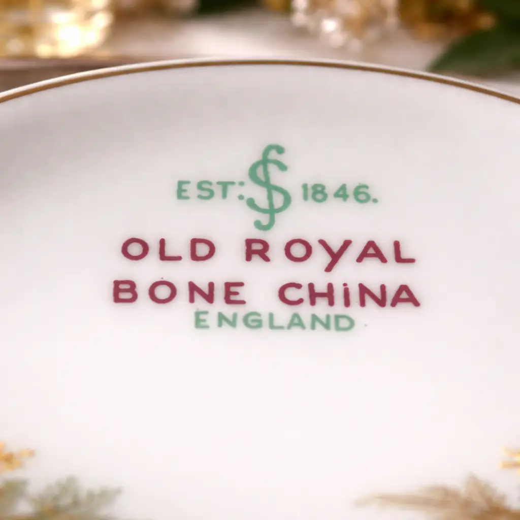 Elegante servizio da tè in Fine Bone China inglese Old Royal, contraddistinto da delicato fondo verde acqua decorato con mazzi di violette policrome e impreziosito da filettature in oro lungo i bordi ondulati e le anse. Le forme mosse e armoniose conferiscono al servizio un aspetto raffinato e tipicamente britannico. Marchio al verso “EST. 1846 – Old Royal Bone China – England”. Produzione della seconda metà del Novecento (circa anni 1920–1930). In ottimo stato di conservazione, con smalti brillanti, colori vividi e dorature ben preservate. Ideale sia per collezione sia per impreziosire una tavola elegante o una vetrina.