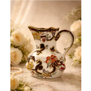 Brocca Mason’s Patent Ironstone “Brown Velvet” – Made in England Inghilterra, prima metà del XX secolo Raffinata brocca in ironstone inglese della celebre manifattura Mason’s, decorazione “Brown Velvet”, come da marchio originale al verso con corona e dicitura Patent Ironstone – Made in England. Caratterizzata da corpo panciuto con beccuccio sagomato e ansa sinuosa, presenta un ricco decoro floreale policromo nei toni del bruno, ocra, rosso e verde, impreziosito da eleganti dettagli in oro. La composizione ornamentale, di gusto orientaleggiante tipico della tradizione Mason’s, si sviluppa armoniosamente sull’intera superficie, conferendo grande impatto decorativo. In ottimo stato di conservazione. Oggetto ideale per collezionisti di ceramiche inglesi o come raffinato complemento d’arredo per ambienti classici ed eleganti.