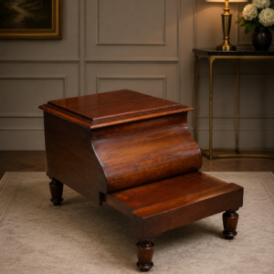 Inginocchiatoio vittoriano inglese della seconda metà dell’Ottocento, realizzato in mogano massello con elegante patina calda e finitura lucidata. Caratterizzato dal raffinato fronte sagomato curvilineo e da piedi torniti, presenta piano superiore apribile con vano contenitore interno e pedana estraibile inferiore per l’inginocchiatoio. Mobile di piacevole proporzione e solida manifattura artigianale, conserva il fascino autentico dell’epoca con lievi segni del tempo coerenti con l’età. Ideale come complemento d’arredo classico o pezzo decorativo di gusto inglese ottocentesco.