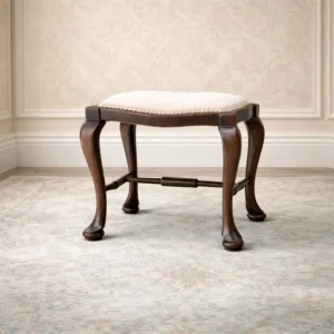Sgabello imbottito vittoriano – Inghilterra, fine XIX secolo Elegante sgabello vittoriano inglese di fine Ottocento, realizzato in legno massello con struttura solida e proporzioni armoniose. Le quattro gambe sagomate, raccordate da traverse con elemento centrale tornito, conferiscono stabilità e un piacevole equilibrio formale. La seduta rettangolare imbottita è rivestita in tessuto color avorio, decorato da piccoli motivi geometrici policromi, e rifinita lungo il perimetro da passamaneria coordinata. Il legno, probabilmente noce o mogano, presenta una calda patina che valorizza le venature naturali. Complemento d’arredo raffinato e versatile, ideale come sgabello, panchetta da camera o seduta d’appoggio. Condizioni: molto buone.