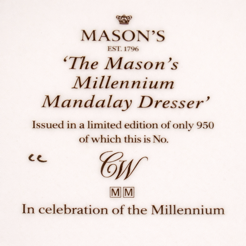 Piatto ovale Mason’s “Millennium Mandalay Dresser” – Edizione Limitata Raffinato piatto ovale in porcellana inglese prodotto da Mason’s (est. 1796) in occasione delle celebrazioni del Millennio. Appartiene alla serie commemorativa “The Mason’s Millennium Mandalay Dresser”, realizzata in tiratura limitata di soli 950 esemplari. La decorazione policroma riprende il celebre motivo “Mandalay”, con ricchi elementi floreali stilizzati, volute ornamentali di gusto orientale e intensa predominanza di blu cobalto, verde e rosso, impreziositi da dorature brillanti. Bordo profilato in oro. Marcato al verso con iscrizione ufficiale della serie e indicazione della tiratura limitata. Esemplare in eccellente stato di conservazione, ideale per collezionisti di ceramica inglese e per arredo di credenze o ambienti classici.