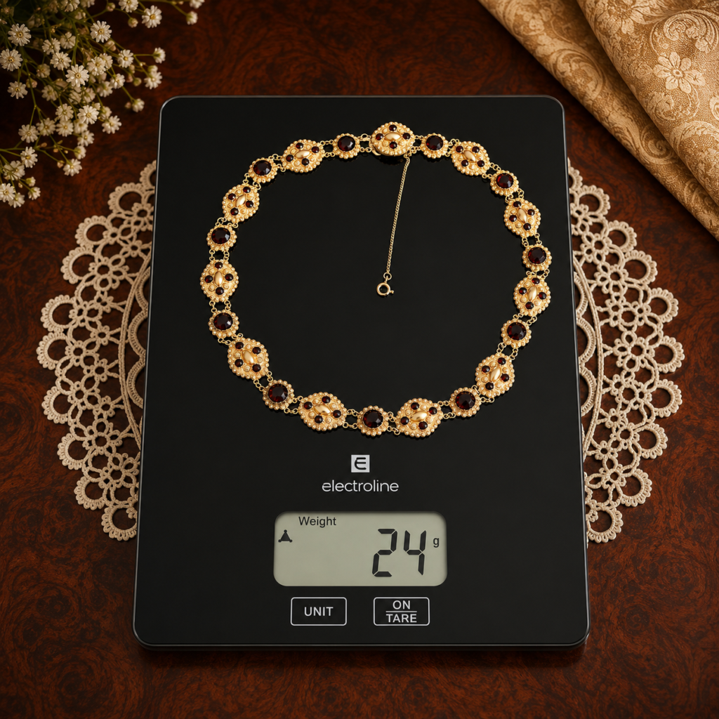 Collana a barca olandese in oro 14 kt e granati – XIX secolo Elegante gioiello d'epoca, raffinato esempio dell'alta tradizione orafa olandese dell'Ottocento. Splendida collana a barca di manifattura olandese, realizzata in oro giallo 14 kt, risalente alla seconda metà del XIX secolo. Un gioiello di particolare fascino storico, caratterizzato da una raffinata composizione di elementi ovali e circolari, finemente lavorati e impreziositi da eleganti motivi decorativi a rilievo e a granulazione. La montatura accoglie granati naturali sfaccettati, dalle profonde tonalità rosso vinoso, che creano un raffinato contrasto con il caldo colore dell'oro. La disposizione armoniosa delle pietre, alternata agli elementi ornamentali della montatura, dona alla collana un'eleganza equilibrata e una luminosità particolarmente suggestiva. La lavorazione rivela il gusto ricercato della gioielleria olandese ottocentesca, dove la precisione della manifattura si unisce a una decorazione ricca ma armoniosa. Gli elementi geometrici, le superfici lavorate e la presenza dei granati conferiscono al gioiello quella caratteristica eleganza romantica propria della gioielleria europea del XIX secolo. Particolarmente interessante è la conservazione della chiusura originale con catenella di sicurezza, dettaglio che contribuisce a mantenere intatto il carattere storico del gioiello e ne sottolinea l'autenticità d'epoca. La combinazione tra oro giallo e granati rosso intenso rende questa collana un gioiello di grande presenza, capace di valorizzare sia un abbigliamento elegante sia una collezione di gioielli antichi. La sua appartenenza alla tradizione orafa olandese e la conservazione delle componenti originali ne accrescono ulteriormente l'interesse per collezionisti e appassionati di gioielleria storica. Un prezioso esempio di oreficeria europea del XIX secolo, dove storia, artigianalità e raffinatezza decorativa si fondono in un gioiello dal carattere autentico e senza tempo. Un gioiello ottocentesco di rara eleganza, ideale per chi desidera possedere un autentico pezzo di storia della gioielleria europea.