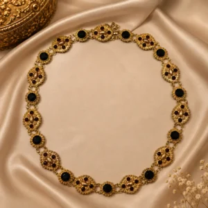 Raffinata collana a barca di manifattura olandese, risalente alla seconda metà del XIX secolo, realizzata in oro giallo 14 kt e impreziosita da granati naturali sfaccettati di intenso colore rosso vinoso. La raffinata lavorazione della montatura, caratterizzata da eleganti motivi ornamentali, esprime pienamente il gusto della gioielleria olandese ottocentesca. Conserva la chiusura originale con catenella di sicurezza ed è in eccellente stato di conservazione. Peso complessivo: 24 g.