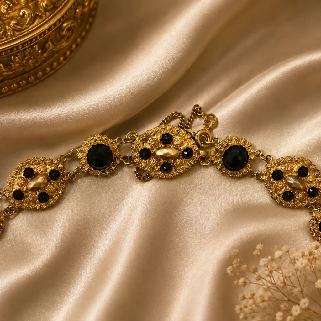 Raffinata collana a barca di manifattura olandese, risalente alla seconda metà del XIX secolo, realizzata in oro giallo 14 kt e impreziosita da granati naturali sfaccettati di intenso colore rosso vinoso. La raffinata lavorazione della montatura, caratterizzata da eleganti motivi ornamentali, esprime pienamente il gusto della gioielleria olandese ottocentesca. Conserva la chiusura originale con catenella di sicurezza ed è in eccellente stato di conservazione. Peso complessivo: 24 g.