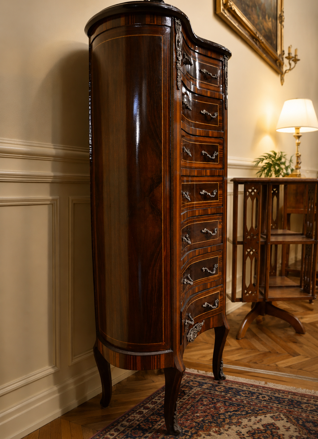 Settimino a fagiolo in stile Luigi XV Elegante settimino a fagiolo in stile Luigi XV, caratterizzato da una raffinata struttura sagomata e sinuosa, realizzata in noce e radica dalle calde tonalità naturali. Il fronte è composto da sette cassetti con andamento mosso, impreziositi da maniglie e applicazioni in bronzo dorato, che conferiscono al mobile un ricercato carattere decorativo. Il piano superiore, dalla linea sagomata, e le eleganti gambe arcuate completano la tipica impostazione rocaille, donando leggerezza e armonia all'insieme. Le dimensioni particolarmente contenute ne fanno un mobile versatile, ideale anche per ambienti raffinati di dimensioni ridotte. Dimensioni: L. 43 × P. 32 × H. 137 cm. Cassetti: dimensioni interne 30 × 24 × 10 cm.
